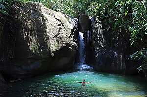 Lars badet unter der Cascada El Pavón