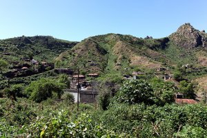 Dorf in der Berglandschaft von Santiago