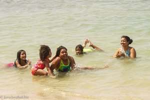 Junge Dominikanerinnen im Meer von Puerto Plata