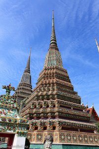 die großen Chedis beim Wat Pho