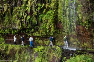 Zurück geht es unter einem Wasserfall durch.