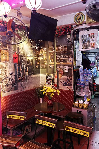 Blick ins Eisenbahn-Kaffee der Train Street