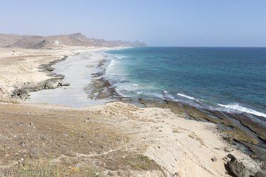 Blick auf den Strand von Mughsail im Oman