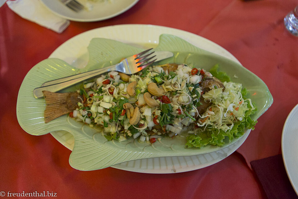 leckeres Fischgericht im Sawaddee Thai Restaurant in Chiang Rai, Thailand