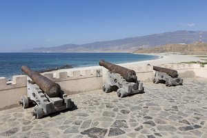 Kanonen vor dem Fort Mirbat im Oman