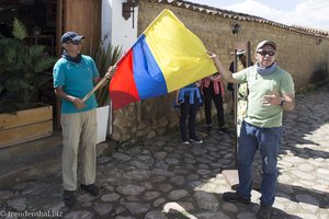 Cilfredo und Thomas erklären die Farben der kolumbianischen Flagge