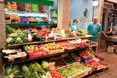 Obst- und Gemüsestand im Mercado de Abastos