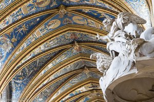 Ein blaues Kreuzrippengewölbe der Cathédrale Saint-Cécile