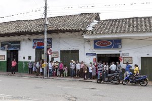 Rentner warten vor der Bank in Gigante - Kolumbien.