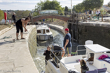 Hausboot in der Schleusentreppe von Fonserannes