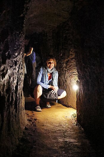 Annette hockt im Tunnel von Vinh Moc