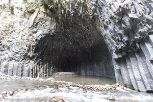 Basalthöhle im Bras de la Plaine