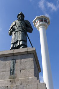 Der koreanische Volksheld Admiral Yi Sun-sin im Yongdusan-Park