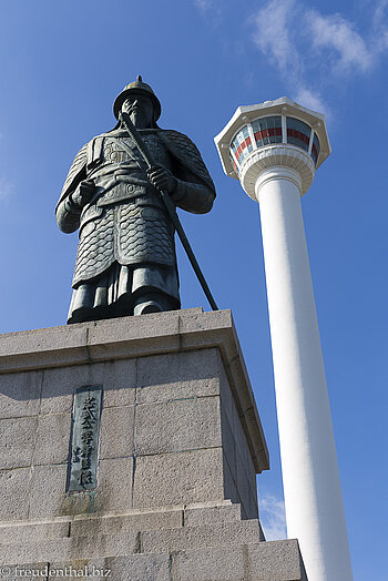 Der koreanische Volksheld Admiral Yi Sun-sin im Yongdusan-Park