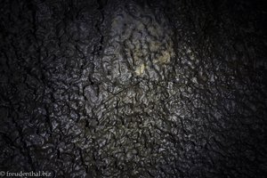 Düstere Lavastalaktiten in der Manjanggul Lavahöhle