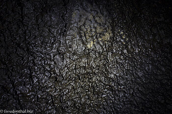Düstere Lavastalaktiten in der Manjanggul Lavahöhle