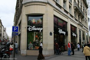Eingang von den Champs-Élysées in den Disney Store