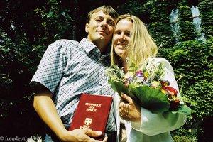 Annette und Lars frisch verheiratet mit dem neuen Stammbuch