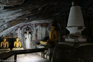 den Buddha rechts hinten hatte eine US-Amerikanerin mit ihrem Hintern beschädigt