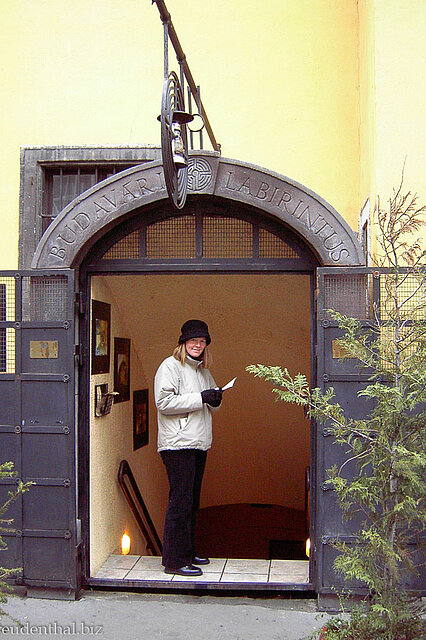 Eingang zum Labyrinth im Budaer Burgberg