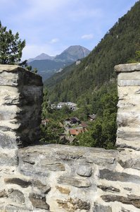 Blick durch die Zinnen der Burgruine Resti