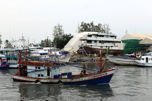 altes Fischerboot im Hafen von Phuket Town