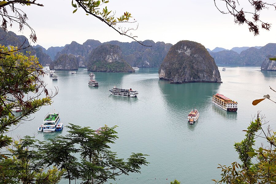 Aussicht von Ti Top zur Inselgruppe Đảo Cống Tây in der Halong-Bucht