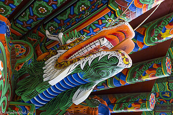 Bunter Drache beim Hongnyeonam im Naksansa Temple