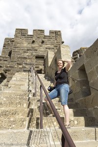 Anne auf der mittelalterlichen Stadtmauer von Carcassonne
