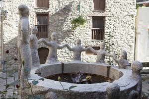 Brunnen »El Ball del Contrapás« im Centre Historic von Andorra la Vella