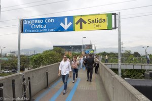 Der Fußweg zur Metro von Medellín.