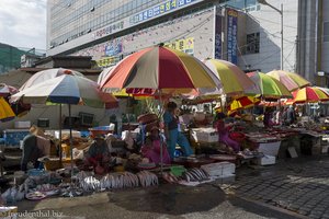 Sonnenschirme auf dem Jagalchi Fischmarkt