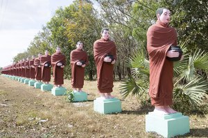 500 Buddha-Schüler auf dem Weg zum Win Sein Taw Ya