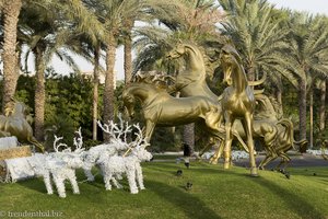 Goldene Gäule und weiße Rentiere beim Madinat Jumeirah Resort