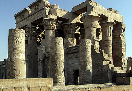 Säulen des Doppeltempels Kom Ombo am Nil