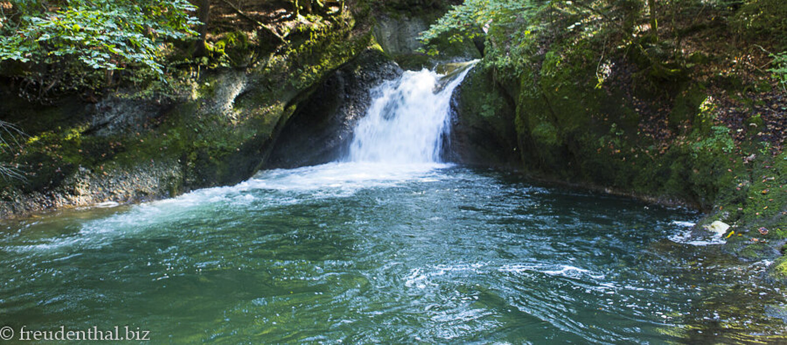 Blick auf einen Wasserfall im oberen Abschnitt des Riedholzer Eistobels im Westallgäu