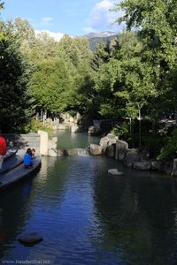 schön angelegte Kanäle findet man im Dorf Whistler