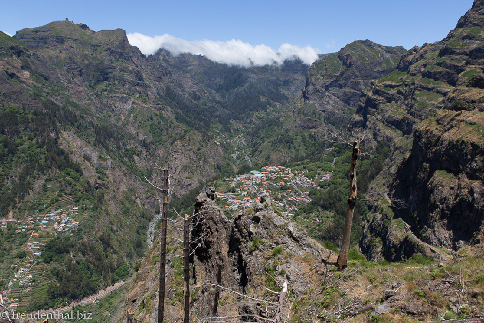 Ausblick vom Miradouro bei Eira do Serrado in das Tal der Nonnen auf Madeira