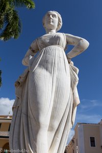 Griechische Statue auf dem Plaza Mayor in Trinidad