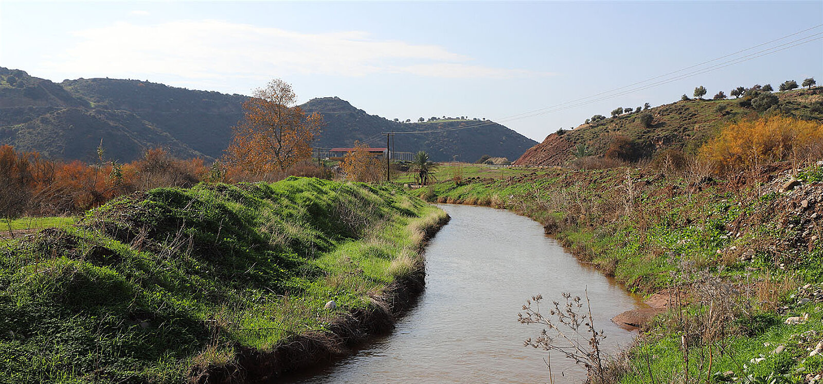 Träge fließender Fluss Diarizos bei Souskiou auf Zypern