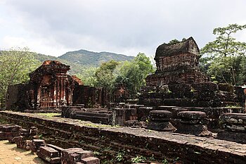 Tempel der Gruppe B im Heiligtum Mỹ Sơn, umgeben von den bewaldeten Bergen Zentralvietnams