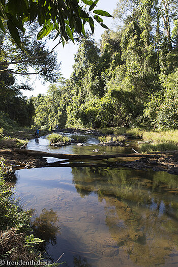 über dem Vang Ngau River auf dem Bolaven-Plateau