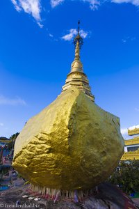 das »versteinerte Schiff« beim Goldenen Felsen von Kyaiktiyo