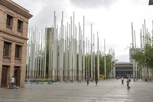 Lichtsäulen und Bambusgarten an der Plaza de Cisneros