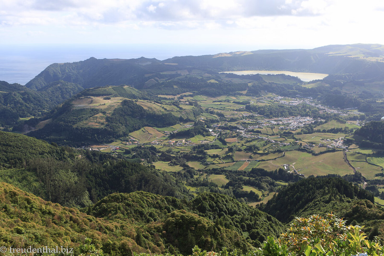 Blick hinab über Furnas auf den Lagoa das Furnas der Azoren