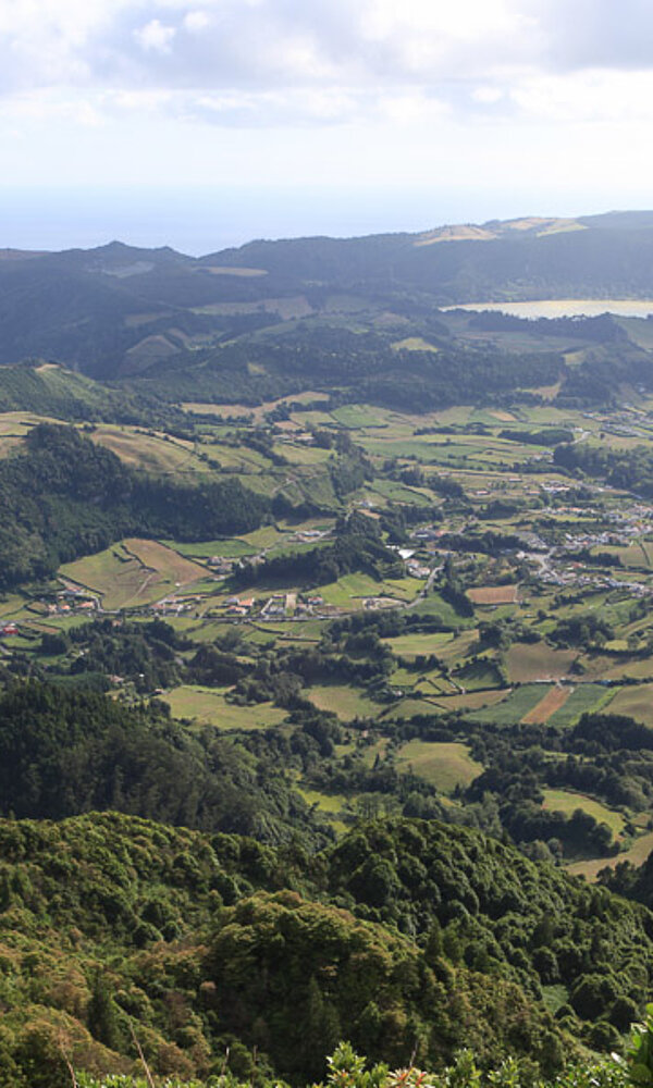 Blick hinab über Furnas auf den Lagoa das Furnas