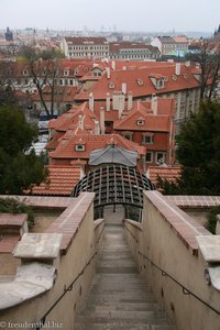 Blick vom Ledebur-Garten auf die Roten Dächer von Prag