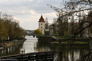 durch diesen Kanal bei der Detsky-Insel müssen alle Schiffe durch