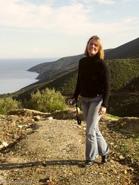 Annette vor einer Schlucht nahe Porto Koufo