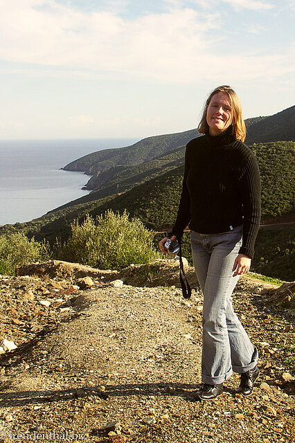 Annette vor einer Schlucht nahe Porto Koufo